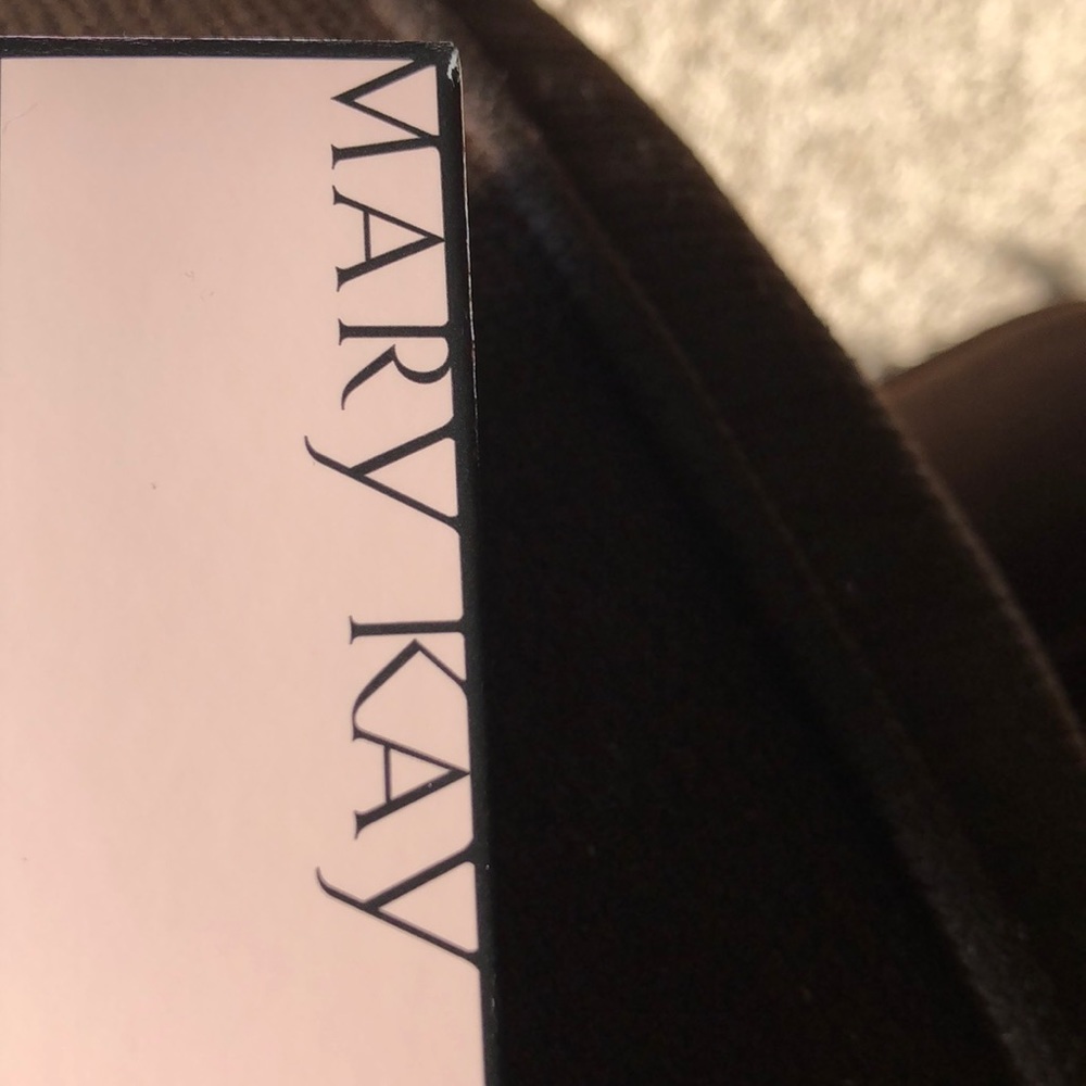 Makeup - Picture 2 of 2